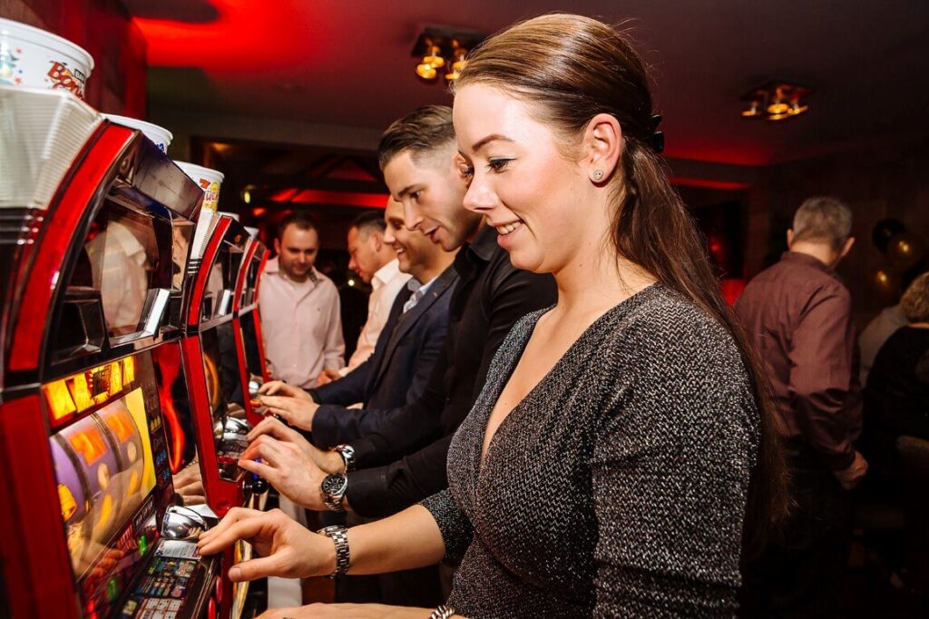 Organiseer een royal casino themafeest en huur casinotafels en slotmachines bij casinohuren.nl