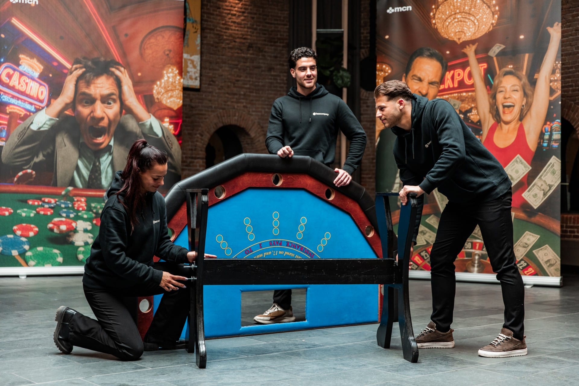 Team van MCN bouwt een casinotafel op