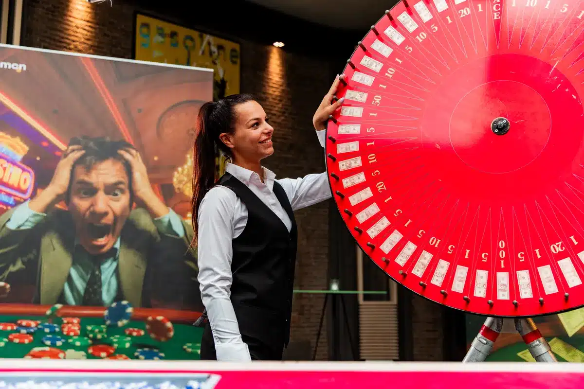 Croupier bij het rad van fortuin