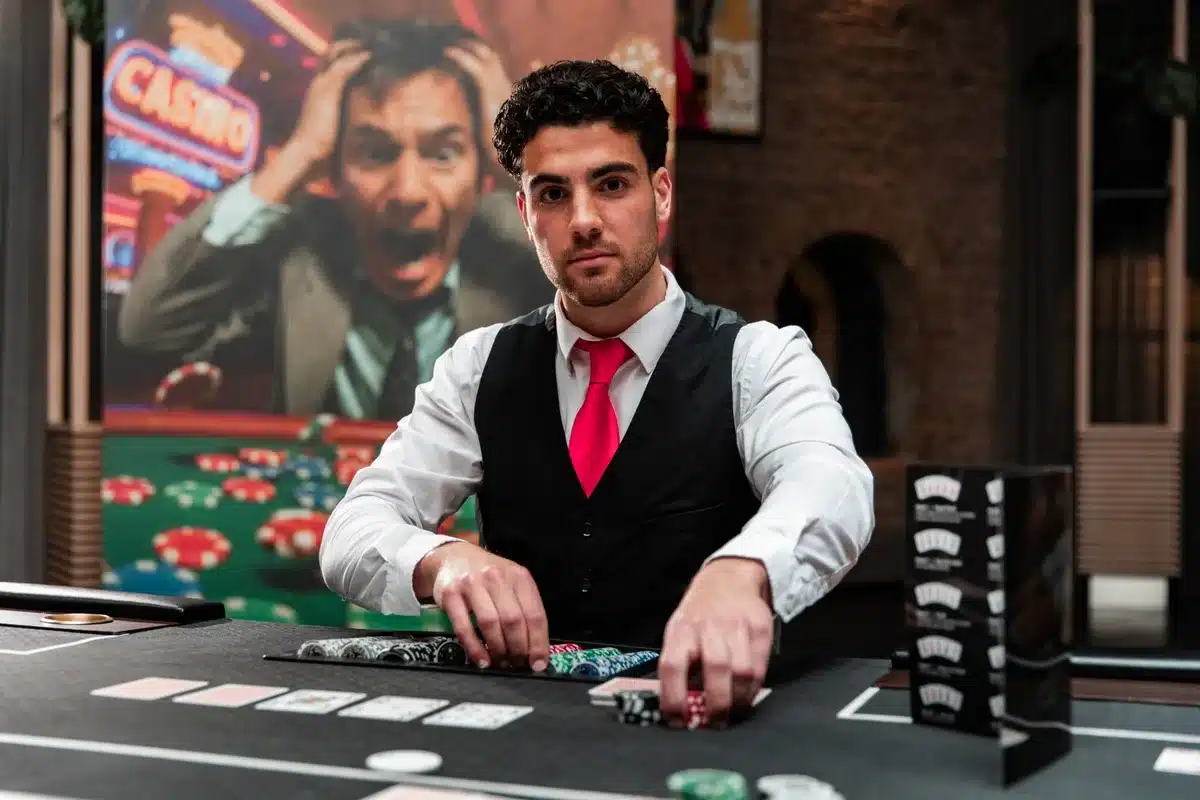 Croupier aan de blackjacktafel