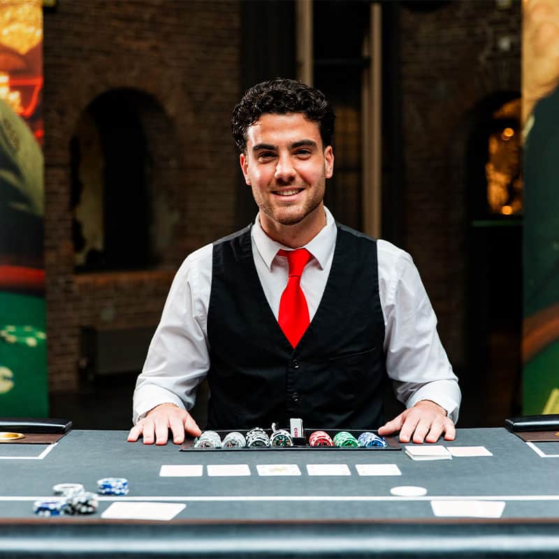 Pokerdealer aan tafel