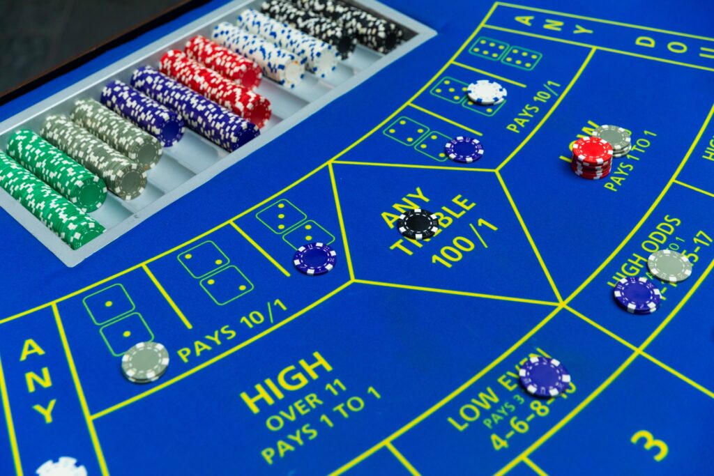 Luxe dobbelspel tafel met dobbelkooi van MCN