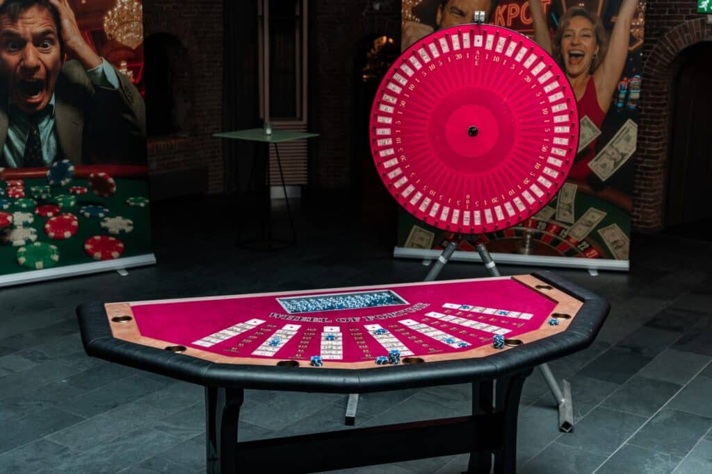 Wheel of Fortune tafel met groot rad van MCN