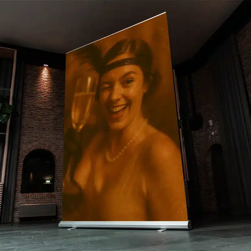 Gatsby-decor met vrouw met champagneglas in sepia