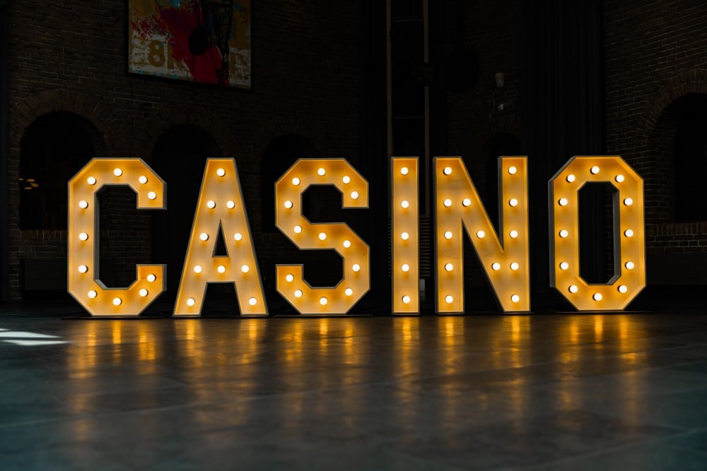 Grote verlichte CASINO letters als decor op een bedrijfsfeest