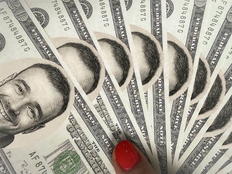 Gepersonaliseerde speeldollars van MCN op de speeltafel