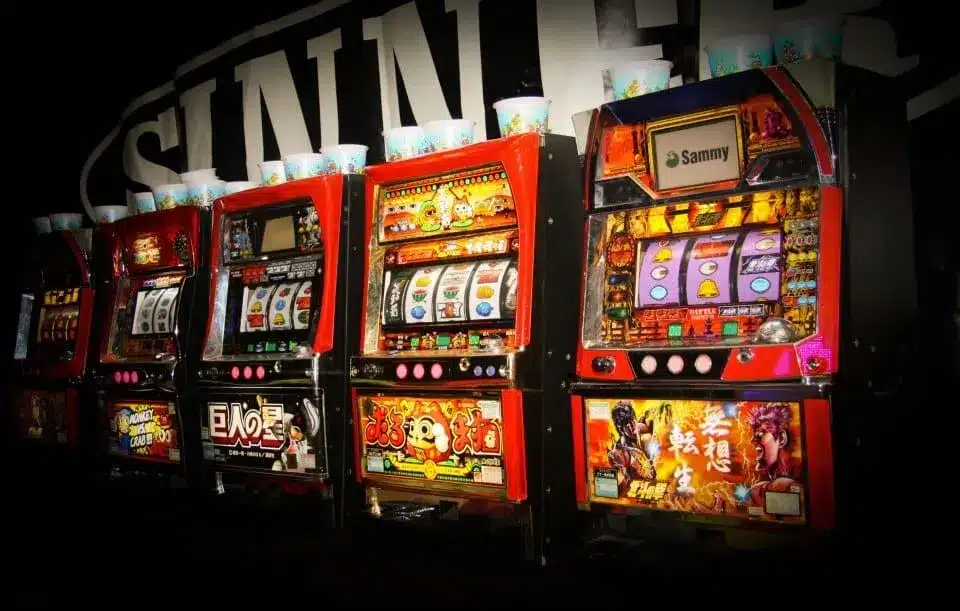 Rij verlichte fruitmachines van dichtbij