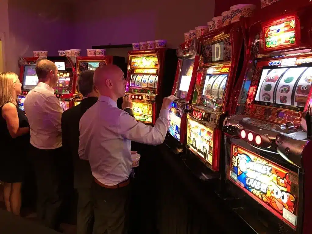 Gasten spelen op de fruitmachines tijdens een casino avond