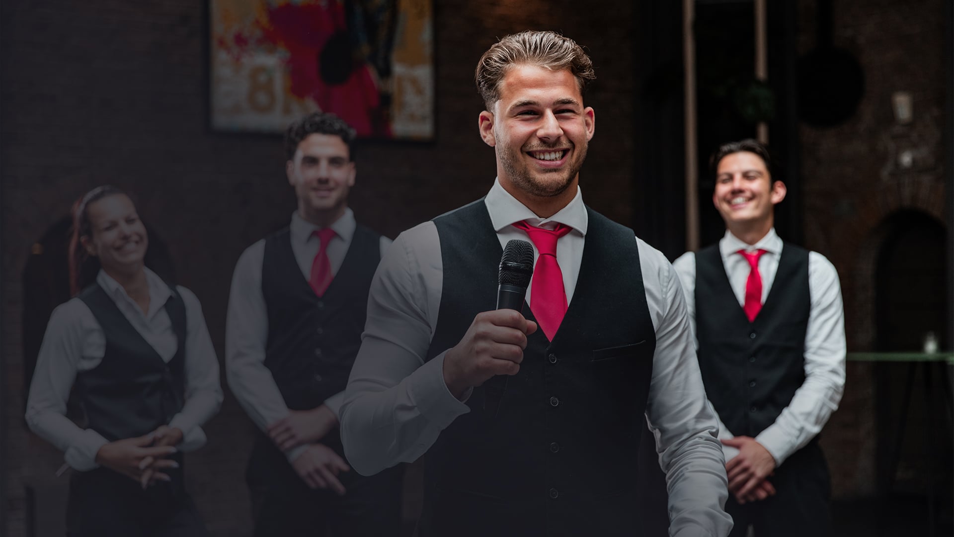 MCN-croupier met microfoon, het team op de achtergrond