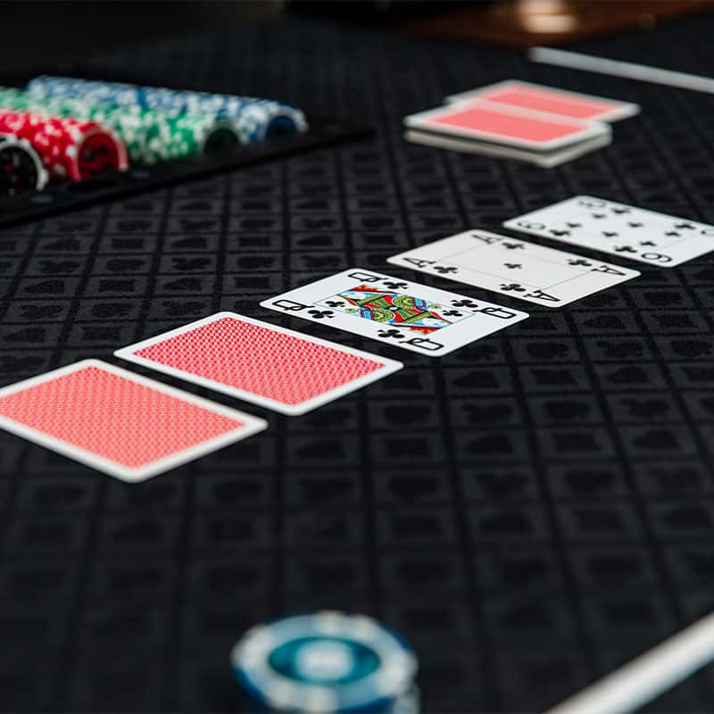 Speelkaarten en fiches op een professionele pokertafel van MCN