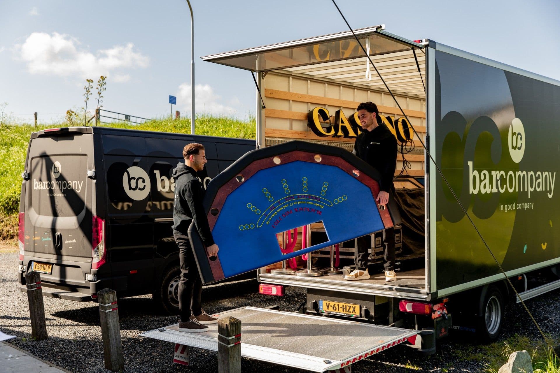 Het MCN-team laadt een casinotafel voor transport naar een event