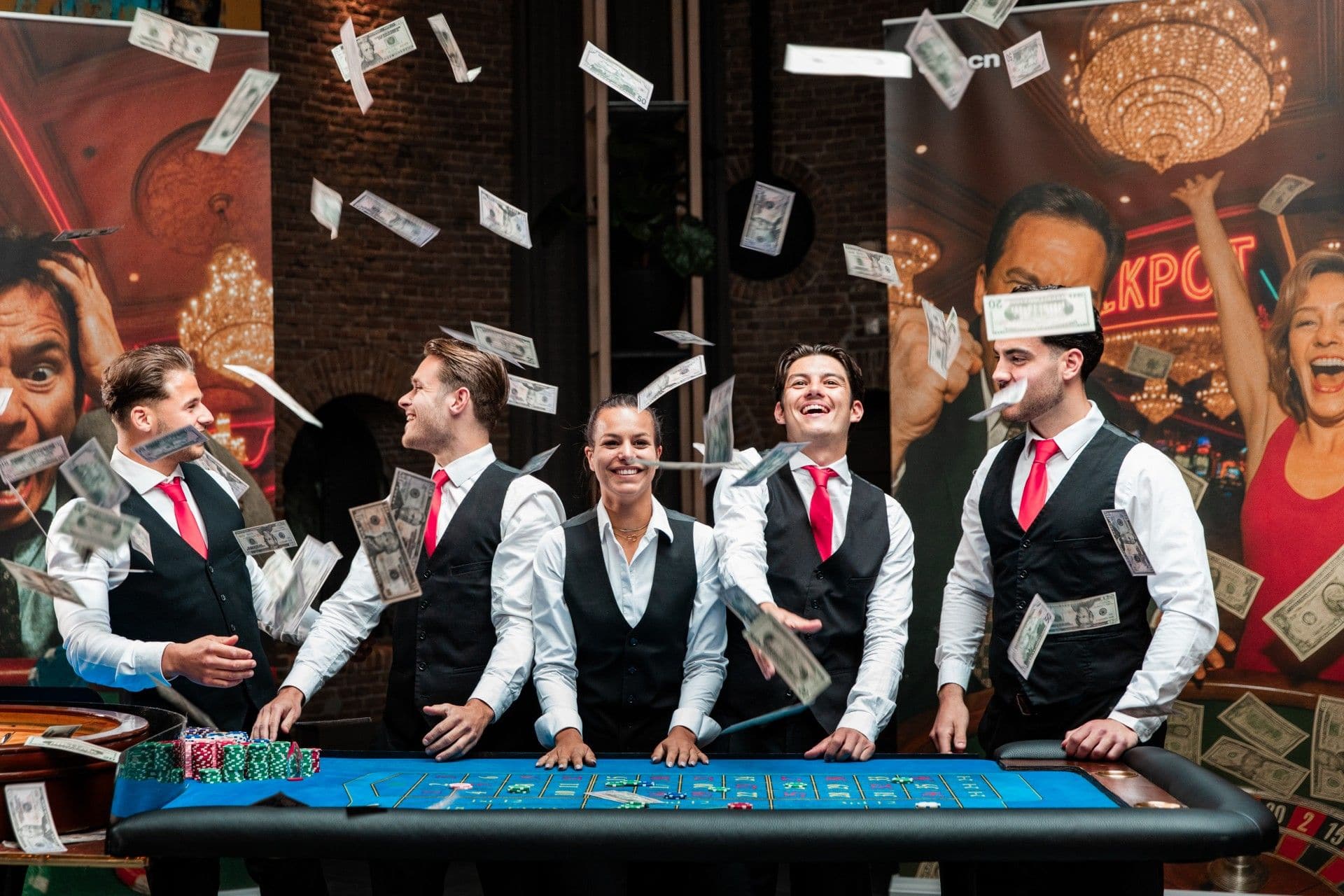 Het MCN-team gooit speeldollars in de lucht achter de roulettetafel