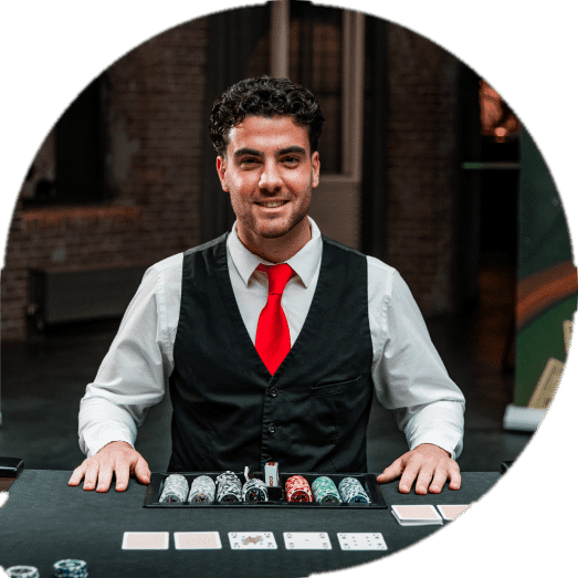 Croupier achter de speeltafel