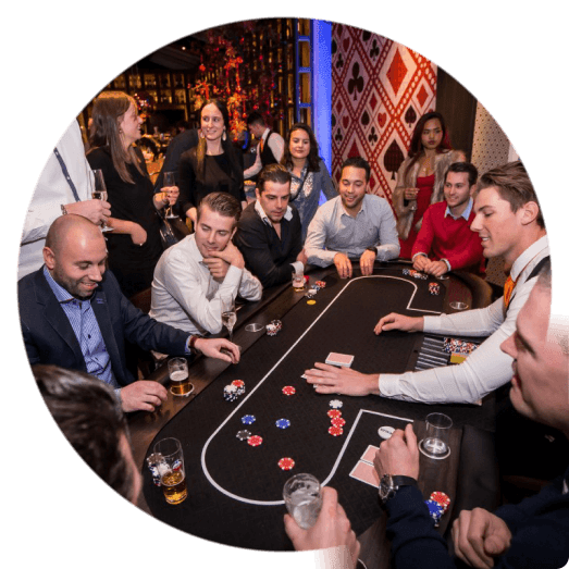 Gasten aan de pokertafel tijdens een feest