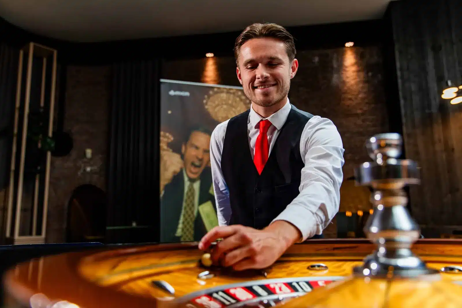 Croupier achter de roulettetafel tijdens een casino avond