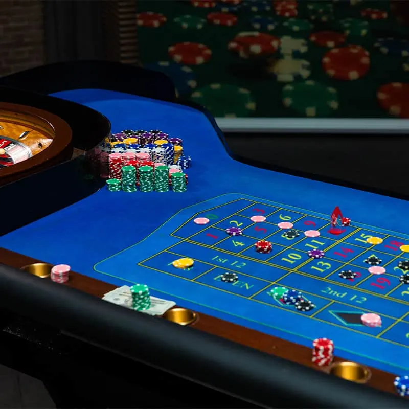 Blauw roulette speelveld met stapels fiches