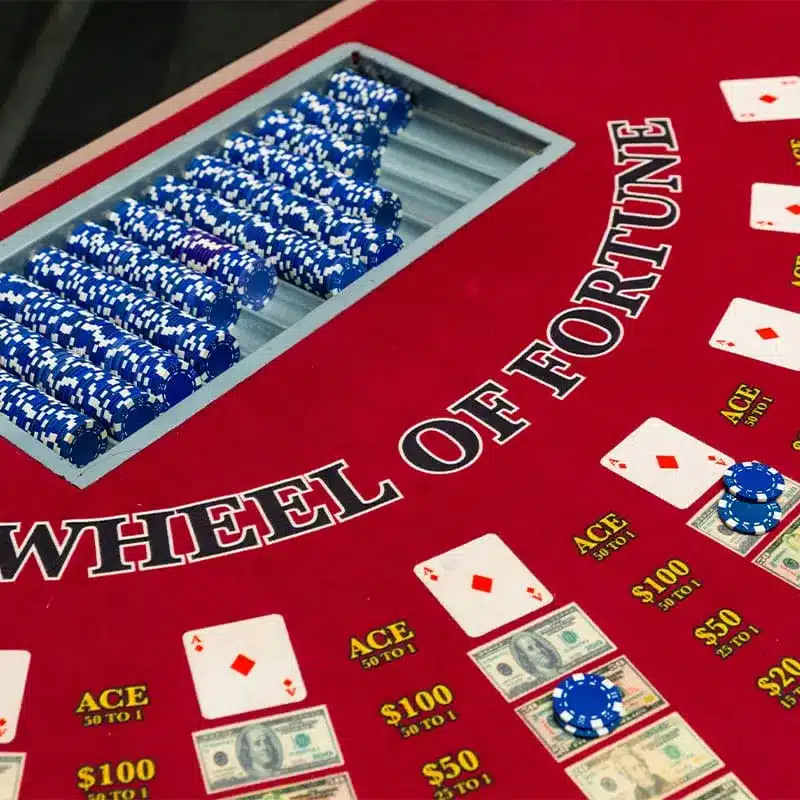 Wheel of Fortune speelveld met fiches en speelkaarten