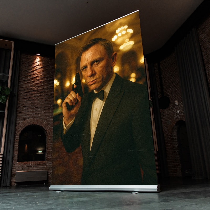 Gast in smoking aan de pokertafel