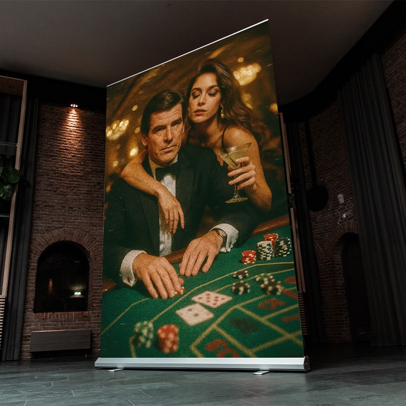 Gasten in black tie aan de speeltafel tijdens een James Bond avond
