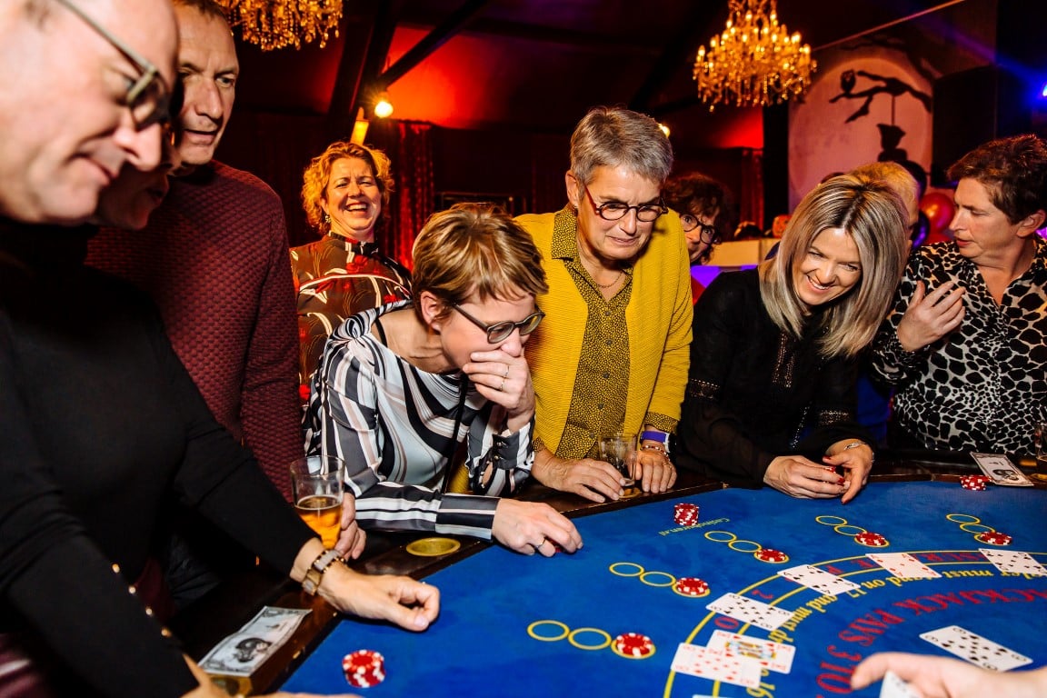 Gemaskerd casinofeest met Venetiaanse maskers