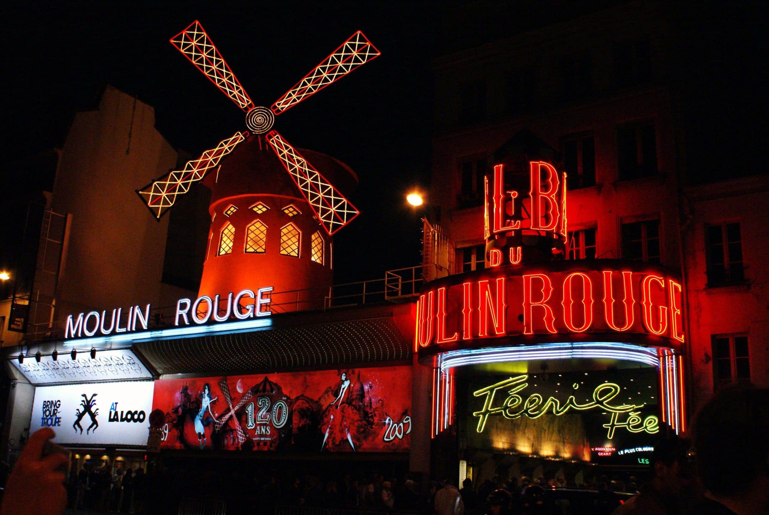 Moulin Rouge themafeest met rode cabaret-aankleding