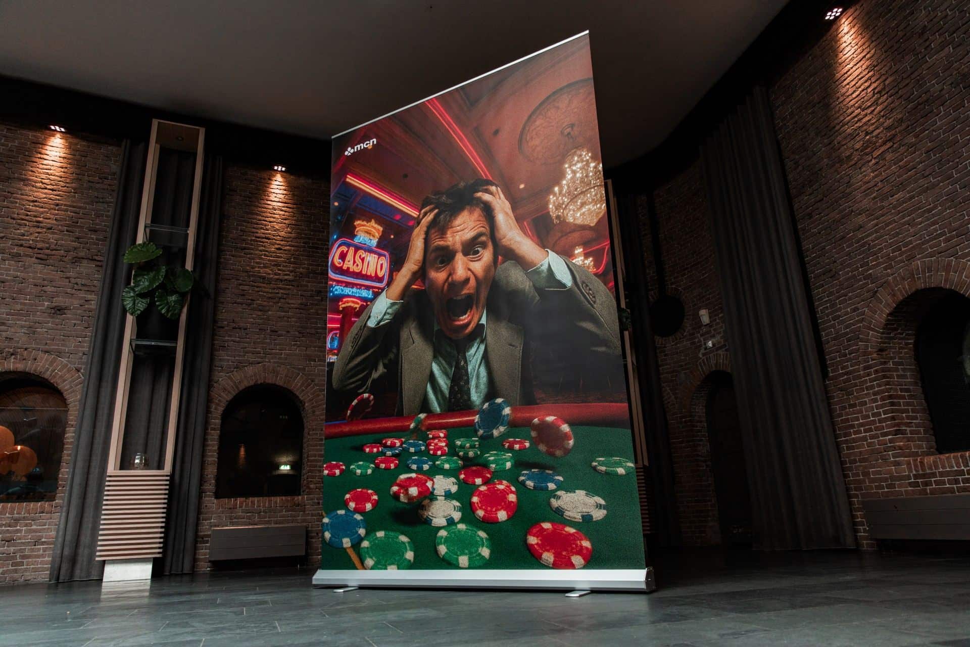 Casinozaal in volle Las Vegas sfeer met verlichte decors