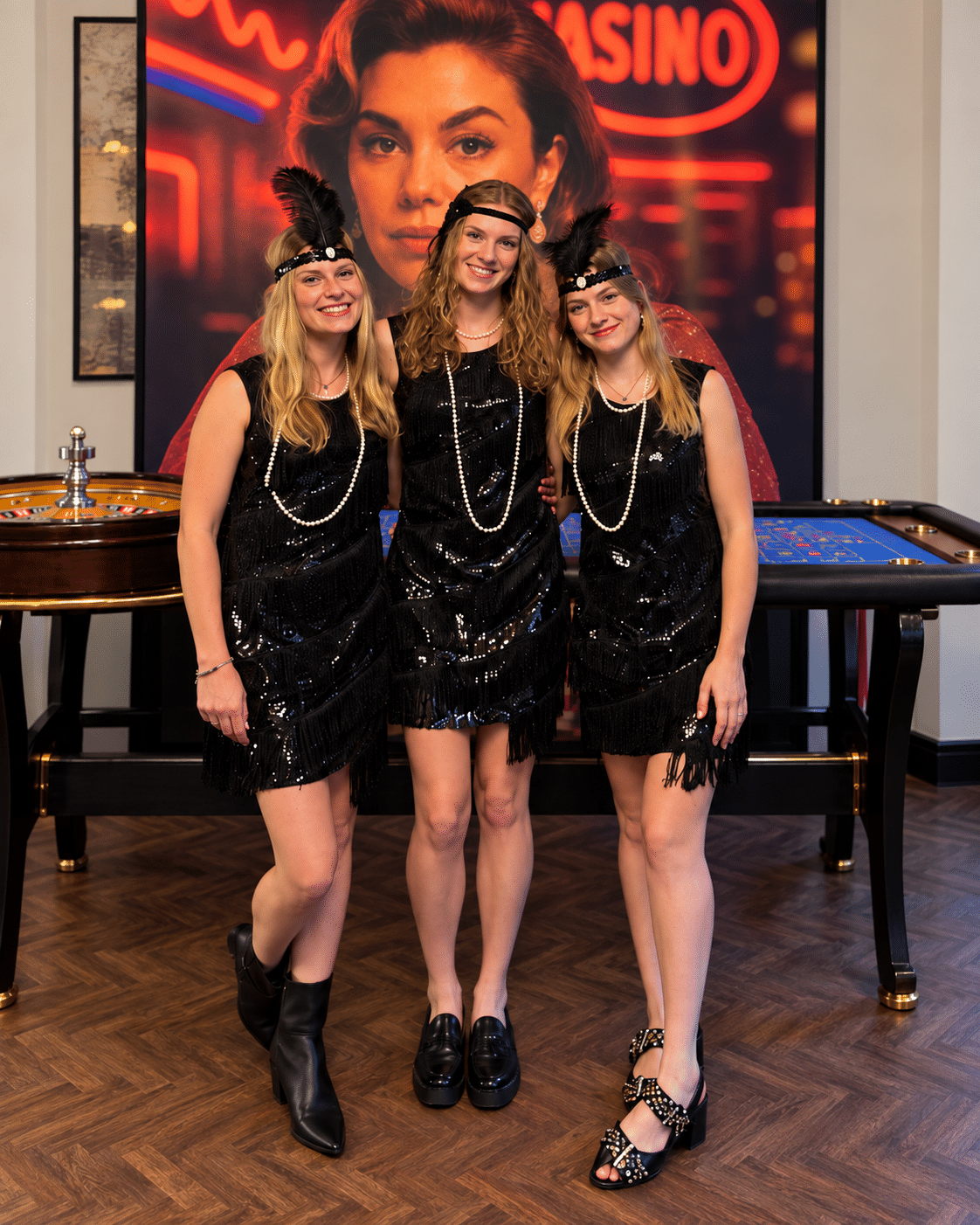 Great Gatsby themafeest met roulettetafel en croupiers in jaren '20-kleding
