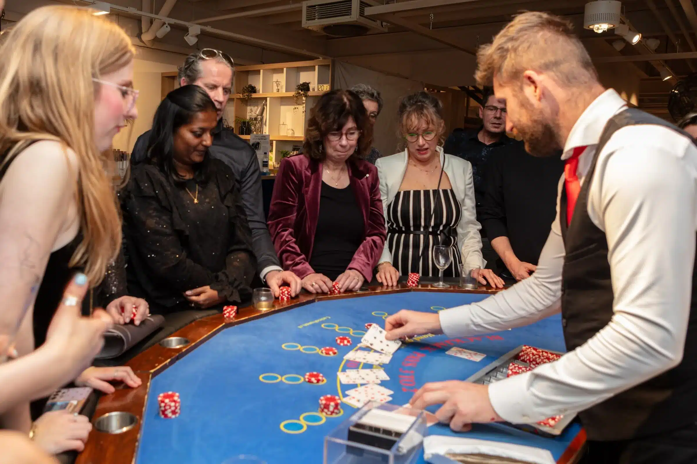 Croupier van MCN deelt blackjack aan een groep gasten