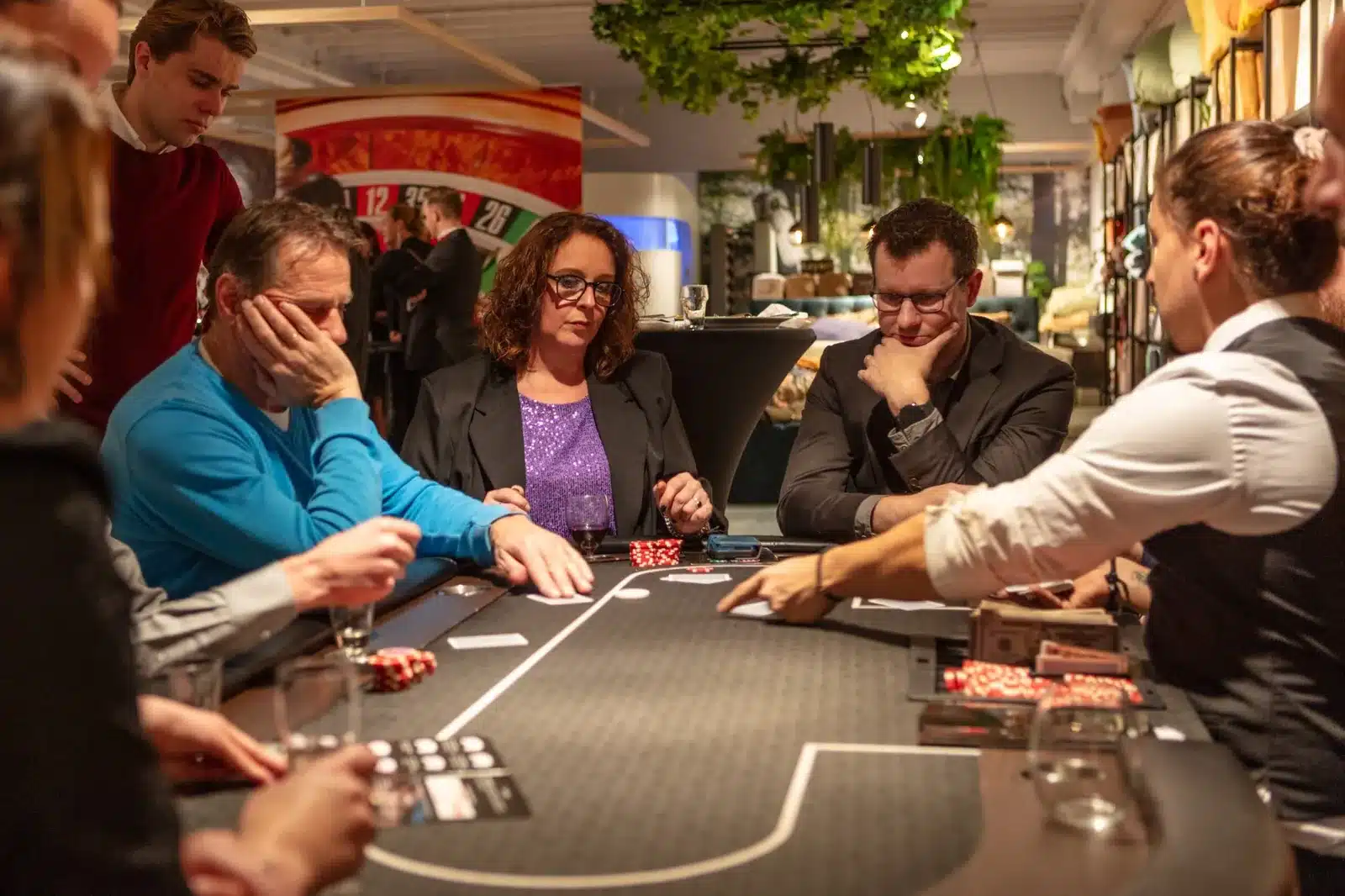 Croupier van MCN en gasten aan de pokertafel