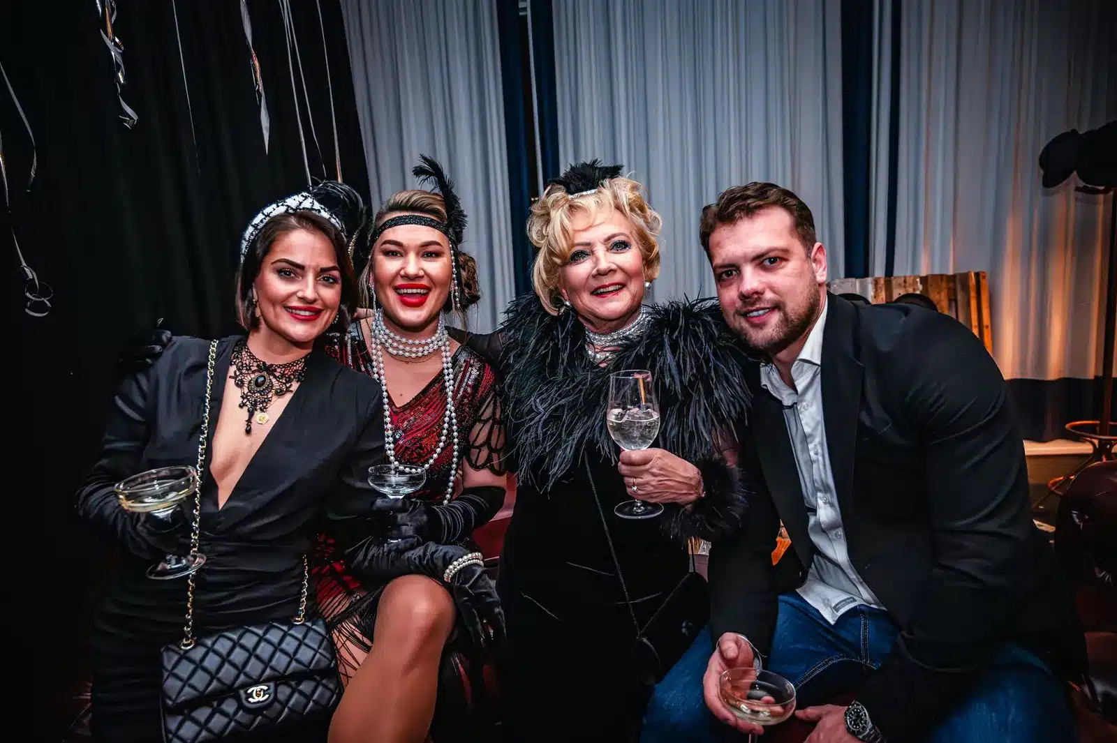 Gasten in jaren-20-kleding op het Gatsby-feest van IKV