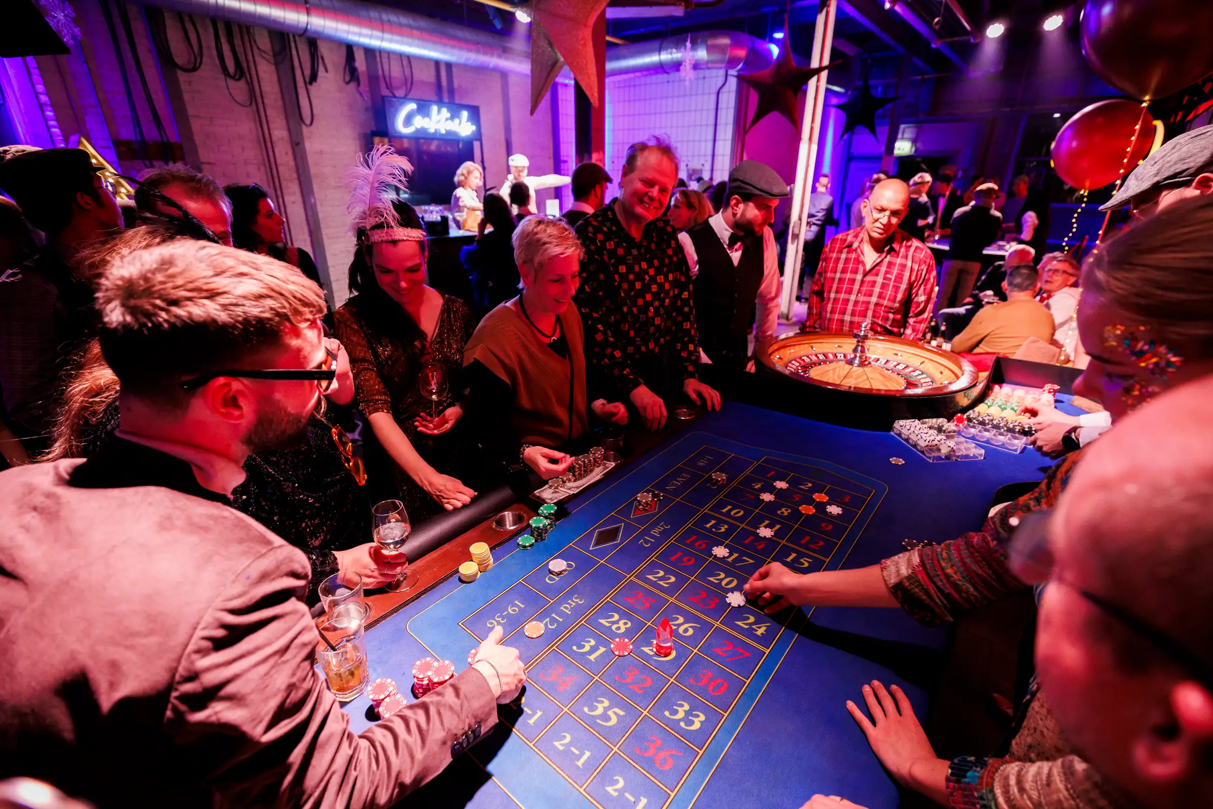 Gasten zetten in aan de roulettetafel tijdens een bedrijfsfeest