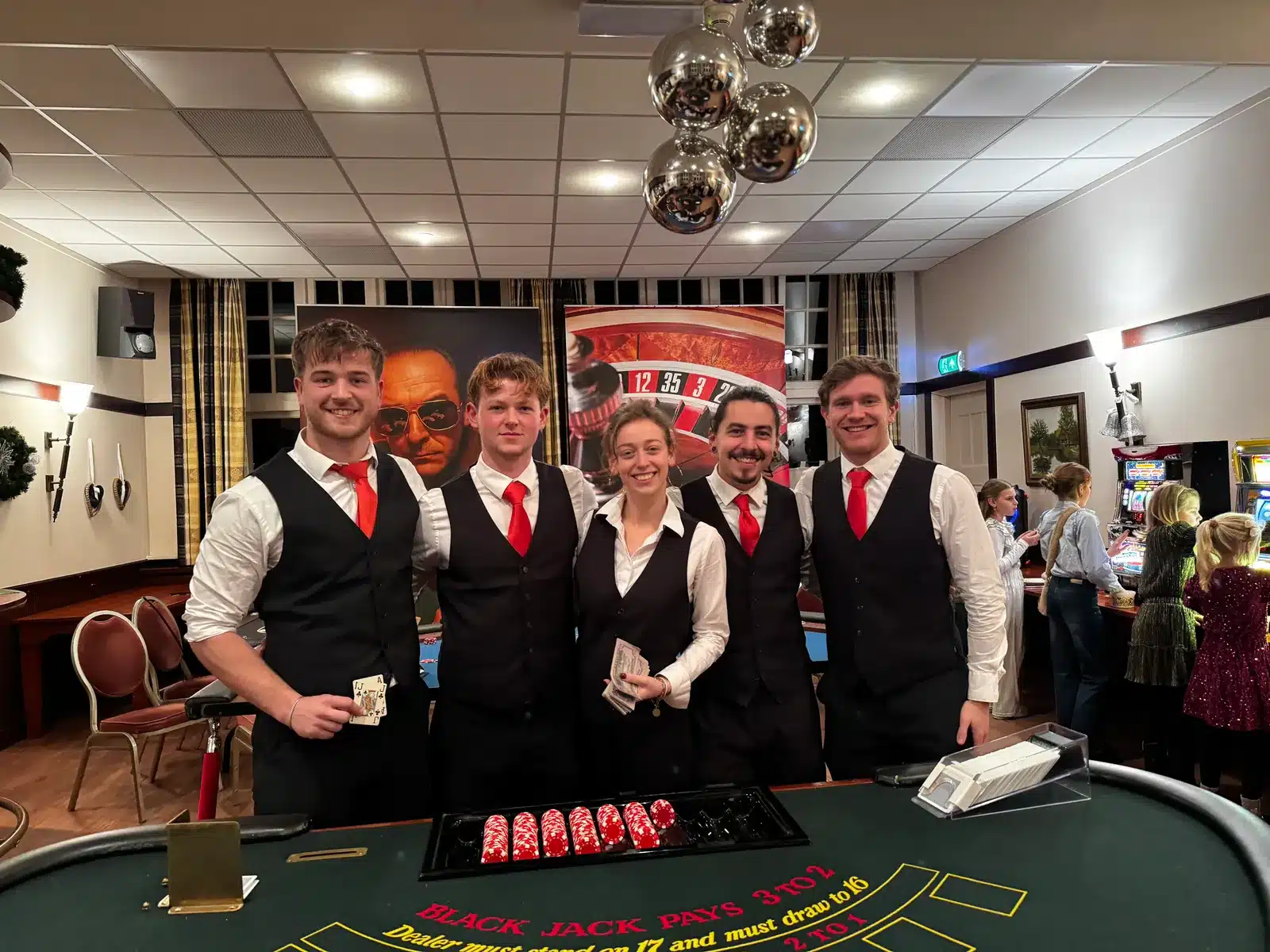 Team van MCN achter de blackjacktafel tijdens een casino-avond